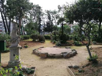 Ci avviamo su uno di questi che ci conduce a una piccola piazzola, al centro della quale troviamo i resti di una struttura in pietra con sette innesti di colonne che reggevano una voliera